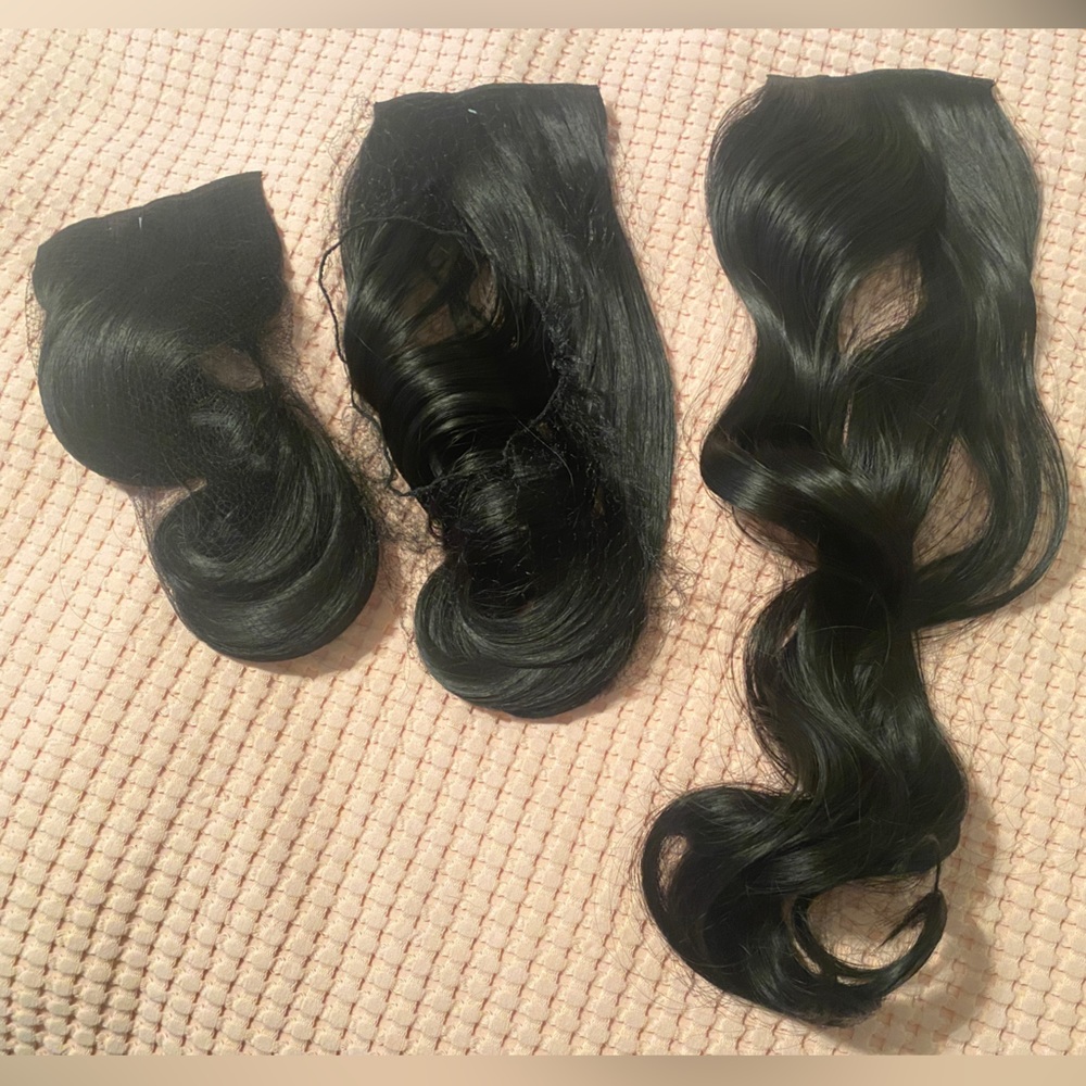 A set Clip hair extensions
